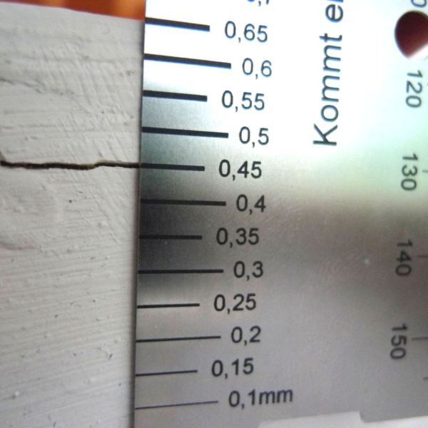 Detail- und Nahaufnahme von Rissbreitenlineal aus Edelstahl